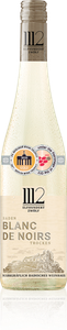 Eine elegante Flasche Wein mit dem Etikett 'Blanc de Noirs' und Auszeichnungen, die auf Qualität hinweisen.