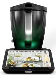 Der Thermomix TM7 freigestellt auf schwarzem Hintergrund mit einer Food- und Wein-Anzeige auf dem Display.