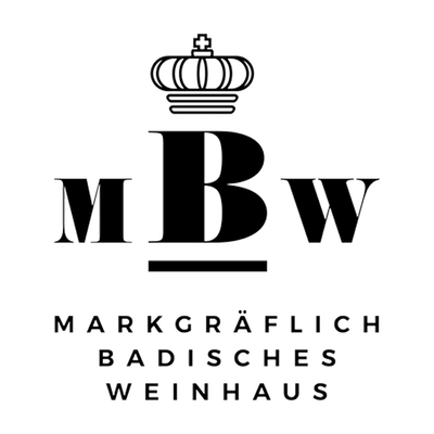 Ein grafisches Emblem mit 'MBW' und einer Krone, das die Marke eines renommierten badischen Weinhauses symbolisiert.