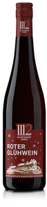 Eine Flasche roter Glühwein mit einem festlichen Etikett, das winterliche Motive und den Namen 'Roter Glühwein' zeigt.