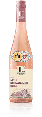 Eine Flasche Spätburgunder Rosé aus Baden, elegant mit einem zarten rosa Farbton und feinen Blasen auf der Oberfläche.