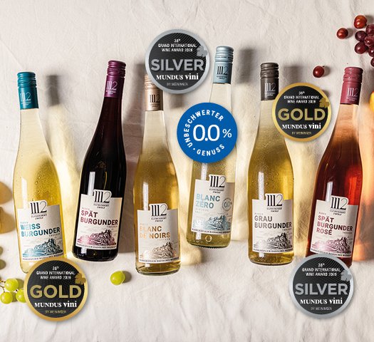 Mobiles Banner mit sechs Flaschen 1112 Wein, darunter Weißburgunder und Spätburgunder, versehen mit Mundus Vini Prämierungen in Gold und Silber.