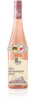 Eine Flasche Spätburgunder Rosé aus Baden, elegant mit einem zarten rosa Farbton und feinen Blasen auf der Oberfläche.