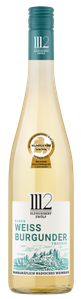 Eine elegante Flasche Weißburgunder mit einem hellen, klaren Etikett und einem grünen Korken, die in einem neutralen Hintergrund steht.