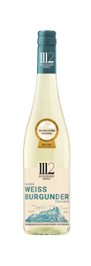 Eine elegante Flasche Weißburgunder mit einem blauen Etikett und einer goldenen Auszeichnung für den besten Wein.