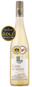 Eine elegante Flasche Weißwein mit dem Etikett 'Blanc de Noirs' und goldenen Auszeichnungen für hervorragende Qualität.