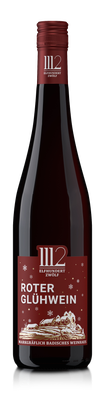 Eine Flasche roter Glühwein mit einem festlichen Etikett, das winterliche Motive und den Namen 'Roter Glühwein' zeigt.