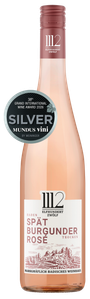Eine Flasche Spätburgunder Rosé mit einem eleganten Design und einem silbernen Medaillenaufkleber für den Weinpreis 2026.