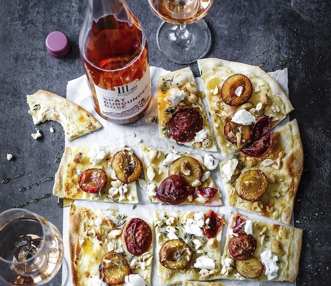 1112 Wein - Rezeptidee &amp;quot;Flammkuchen mit Ziegenfrischkäse und Pflaumen&amp;quot;